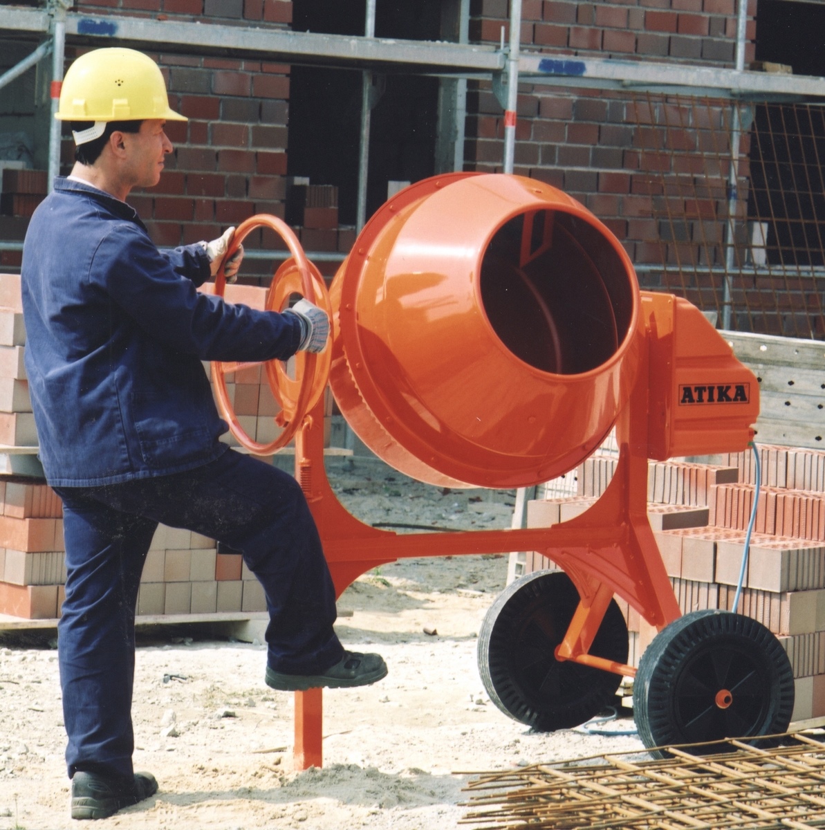 Atika concrete mixer Expert 185 230V handwheel brake disc and foot control