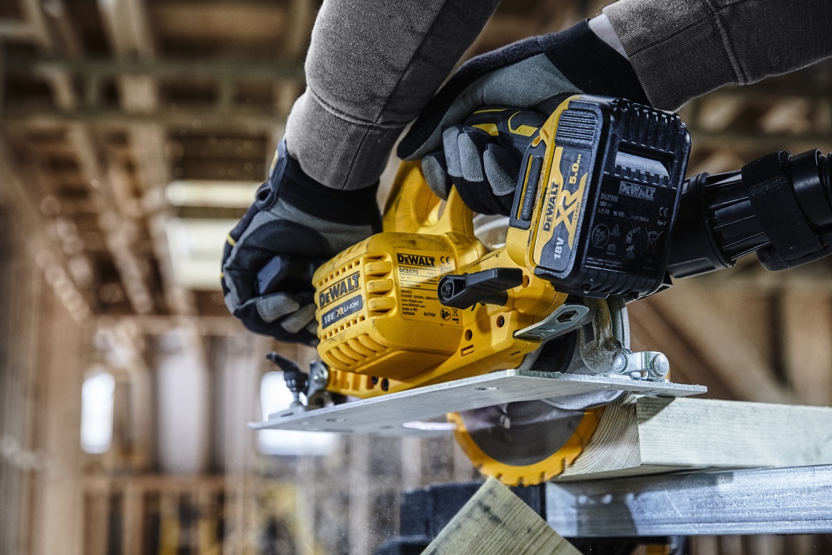 SBD cordless circular saw 18V basic version without battery - DCS570NT-XJ