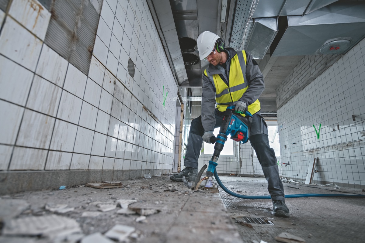 Bosch GBH 18V-40 C PROFESSIONAL cordless rotary hammer Biturbo with SDS MAX