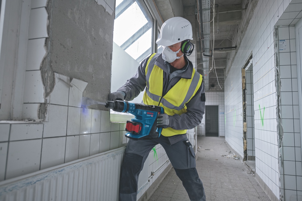 Bosch GBH 18V-40 C PROFESSIONAL cordless rotary hammer Biturbo with SDS MAX