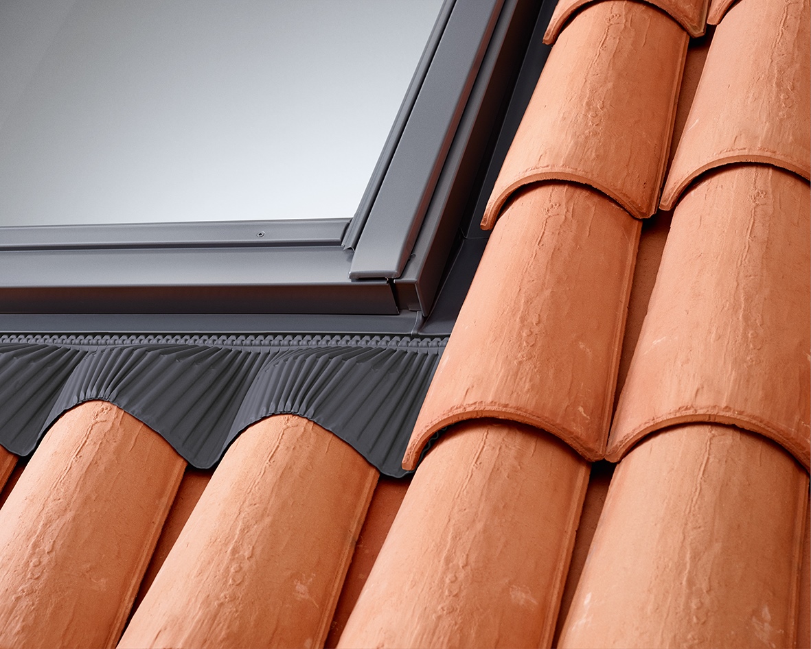 Pokrycie Velux. Dachówka/H EDW MK06 2000 oraz zestaw izolacyjno-połączeniowy BDX Alu
