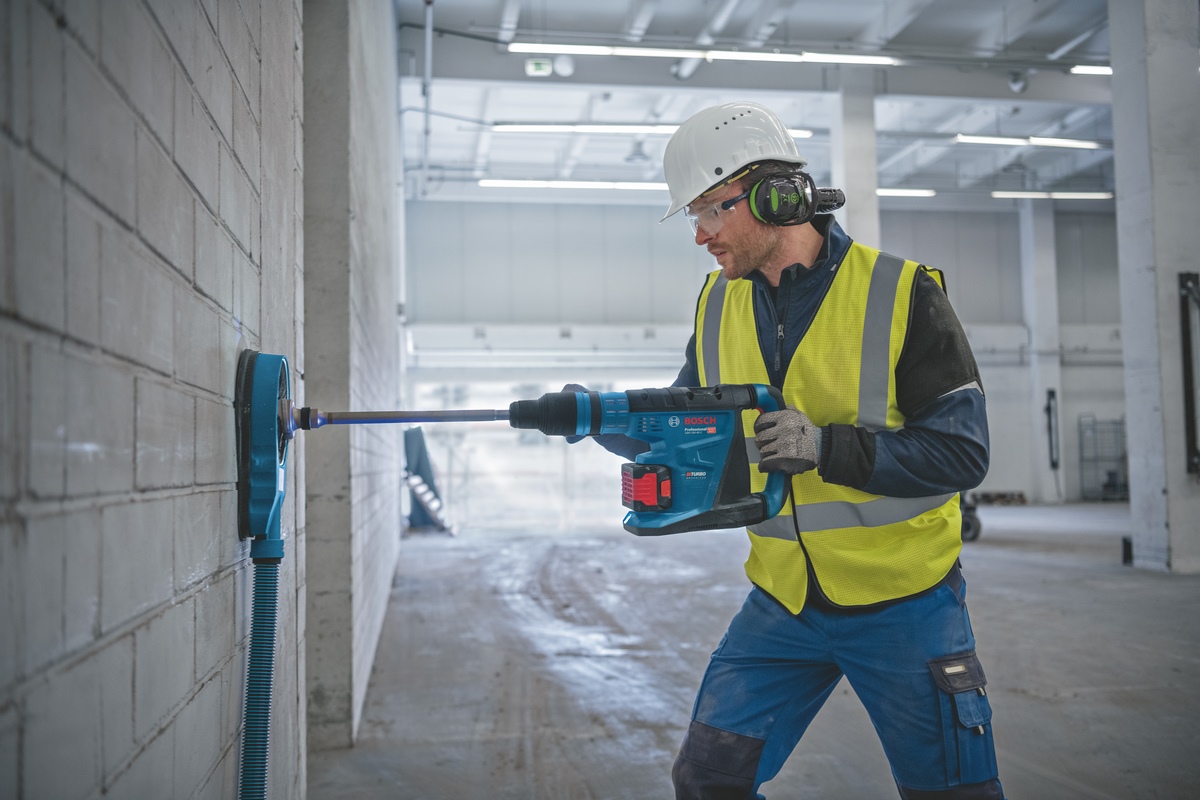 Bosch GBH 18V-40 C PROFESSIONAL cordless rotary hammer Biturbo with SDS MAX