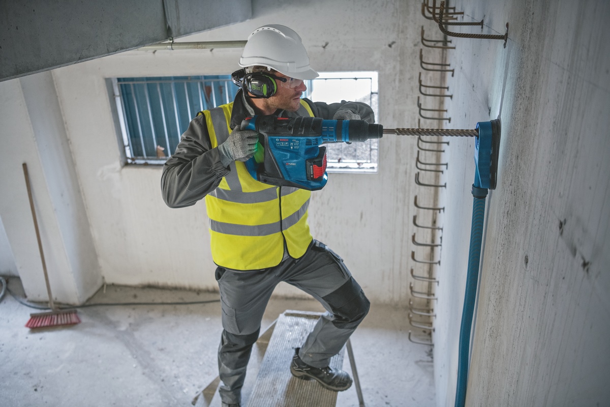 Bosch GBH 18V-40 C PROFESSIONAL cordless rotary hammer Biturbo with SDS MAX