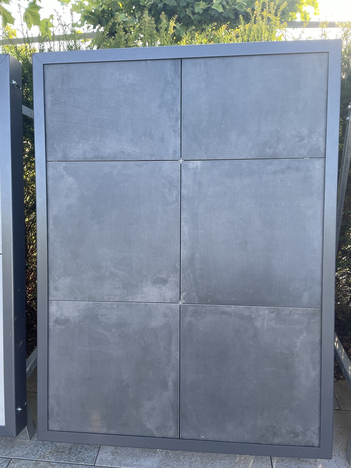 Gres porcelanowy KRAFTceramika o wyglądzie betonu 60x60x3cm R11 rektyfikowany ciemnoszary