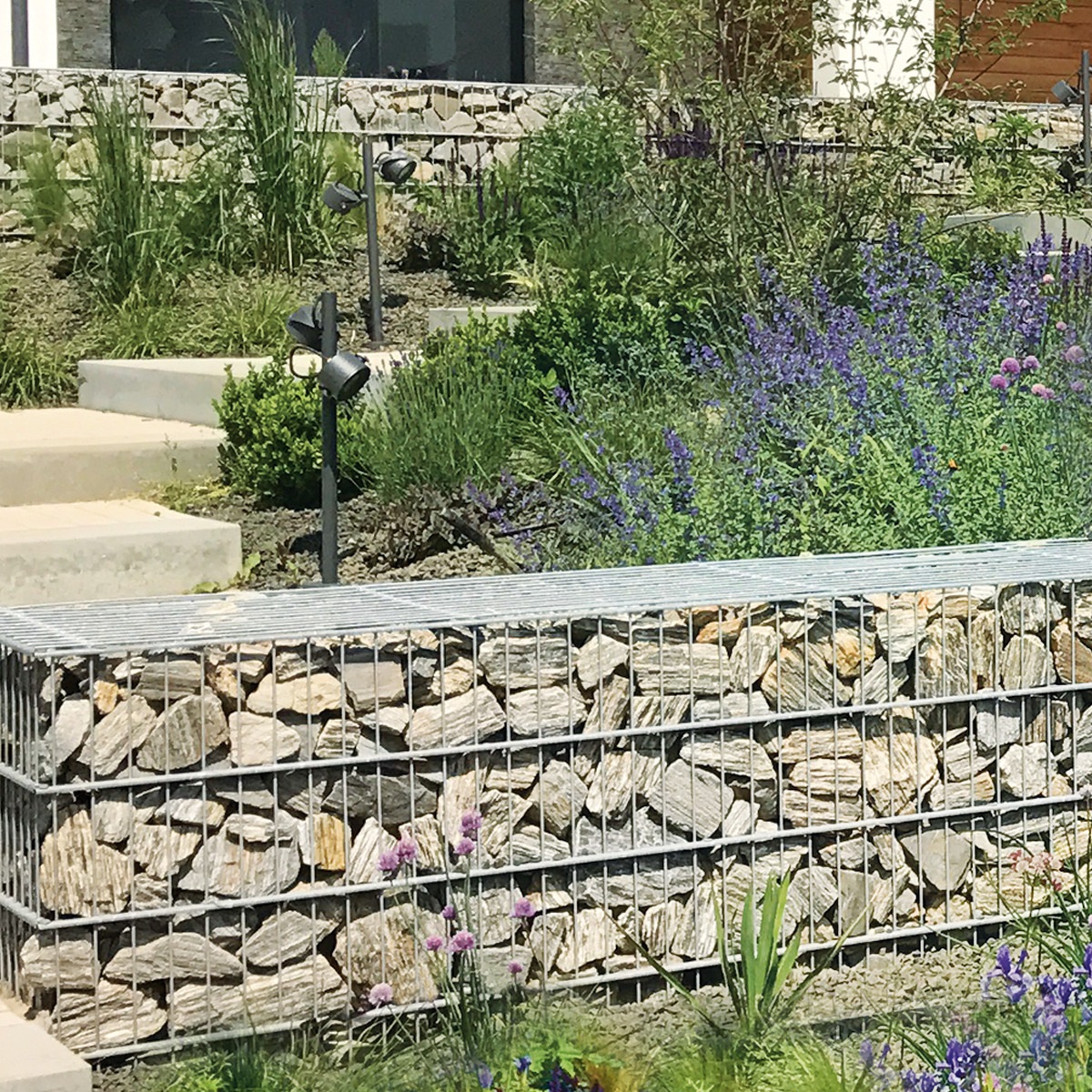 Betkom gneiss slabs gabion infill, sawn, grey-beige. Standf. grey-beige - 63-150mm Kö.