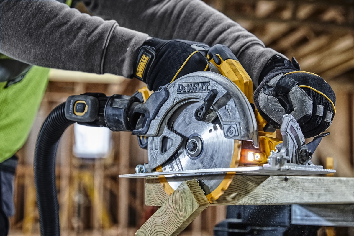 SBD cordless circular saw 18V basic version without battery - DCS570NT-XJ