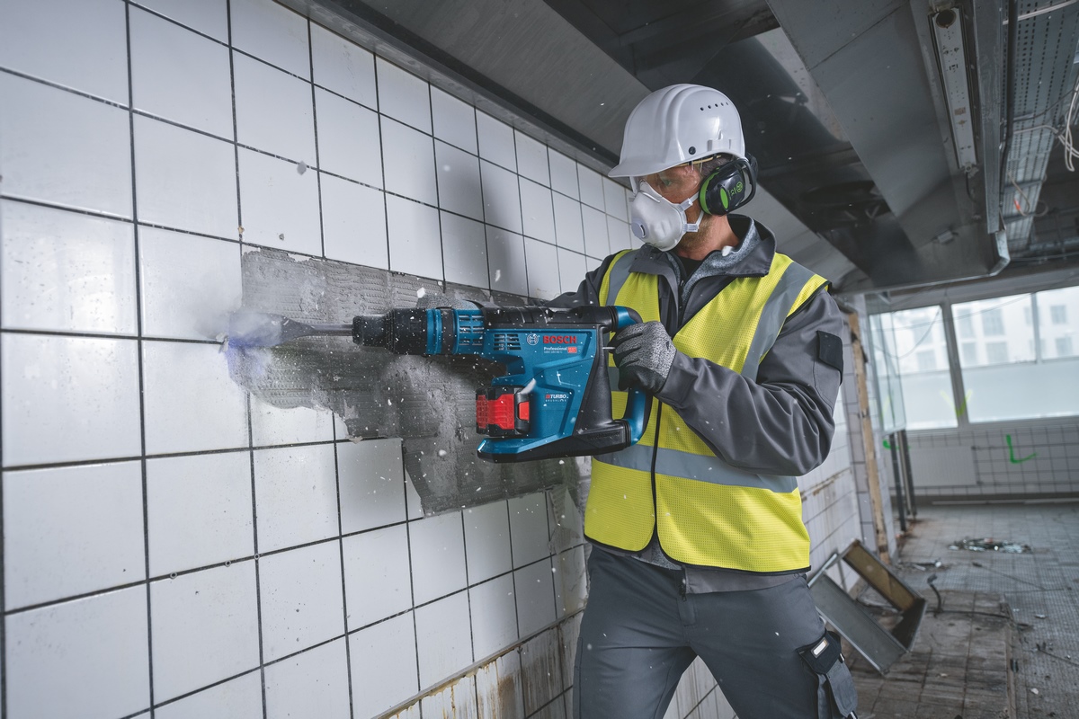 Bosch GBH 18V-40 C PROFESSIONAL cordless rotary hammer Biturbo with SDS MAX